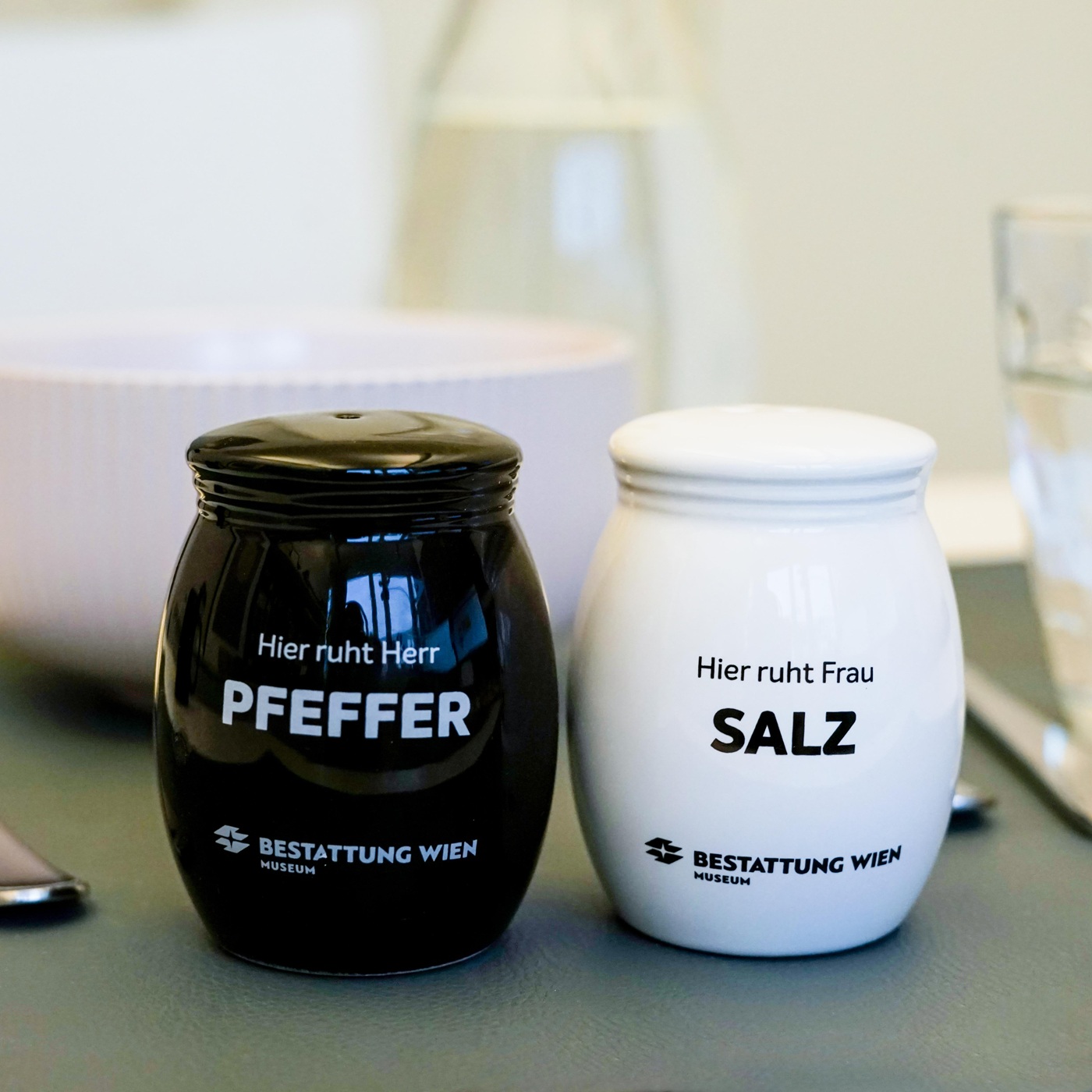 Salz- & Pfefferstreuer „Hier ruht…“