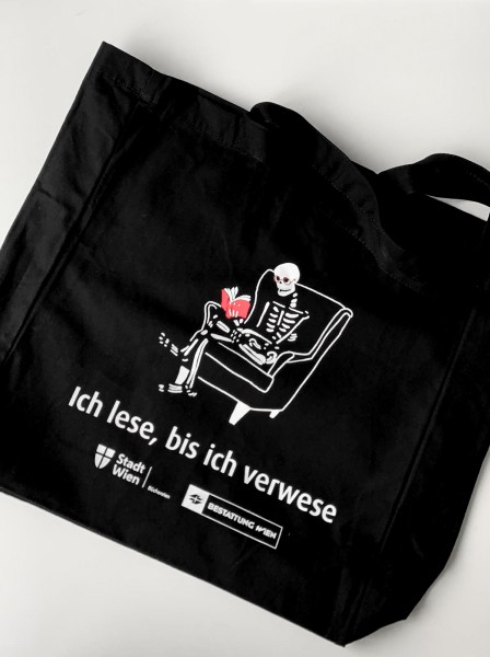 Satchel with "Ich lese bis ich verwese" caption (german for "I am reading until I decay") from Bestattung Wien and Vienna Public Libraries