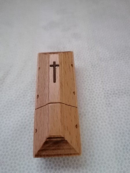 Coffin-shaped wooden USB stick, 32GB