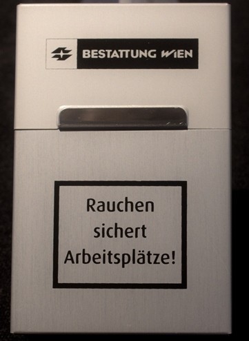 Cigarette case with the "Rauchen sichert Arbeitsplätze" caption